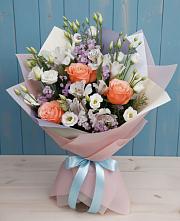 Букет цветов из:  Лизиантусы, Розы, Альстромерии и Гипсофила в Лагань