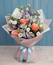 Букет цветов из:  Лизиантусы, Розы, Альстромерии и Гипсофила в Лагань