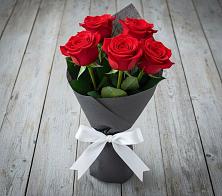 Букет 5 Красных роз Эдлесс Лав в Лагань