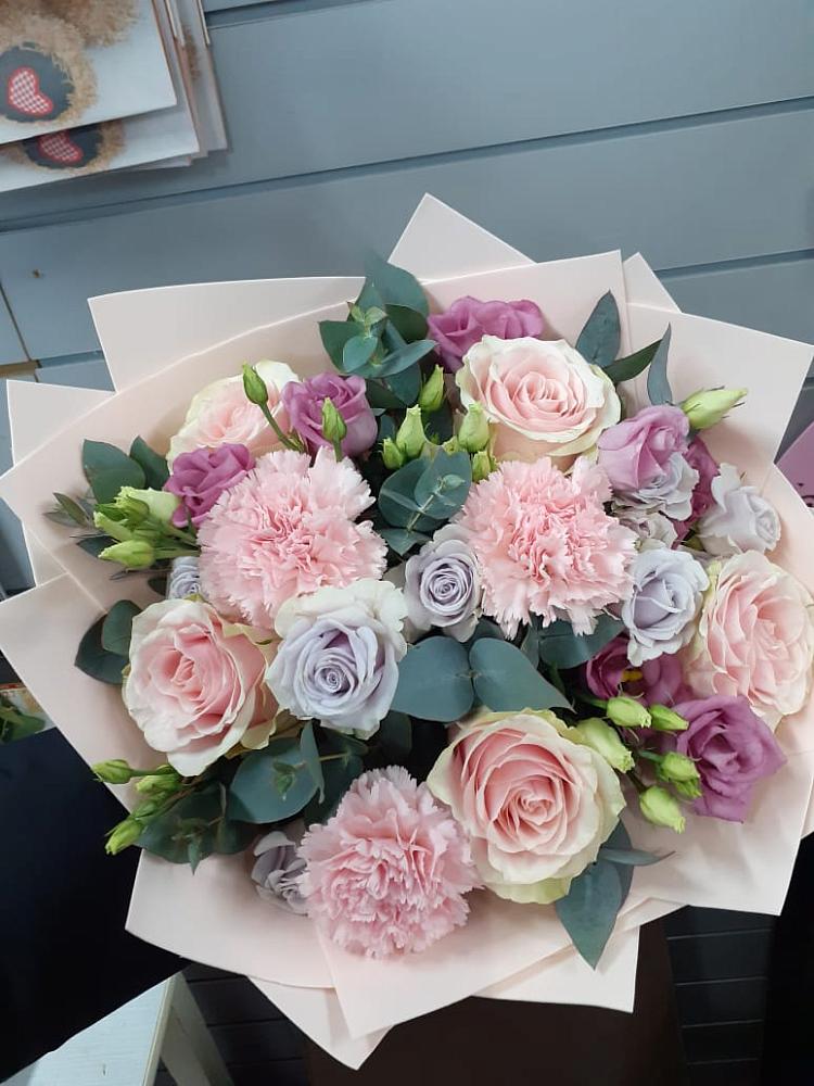 Букет цветов из: Розы, Гвоздики и Лизиантусы в Лагань